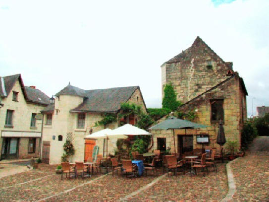 Candes-Saint-Martin restaurant onsteps of church