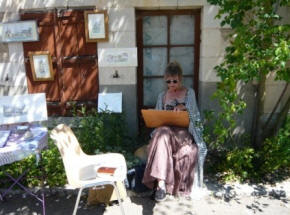 artist on the street at the Chedigny rose festival 