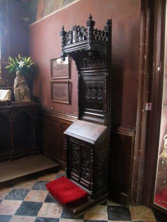 kneeling pew in Clos Luce 