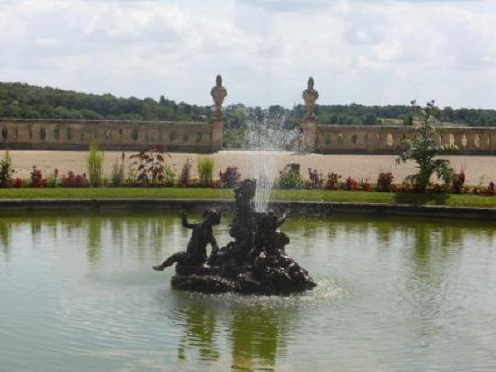 the fountain at Chateau de Valencay