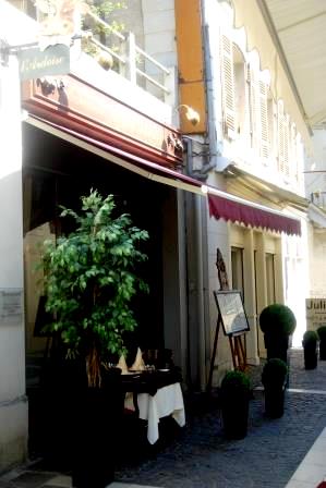 restaurant facade in Chinon,France