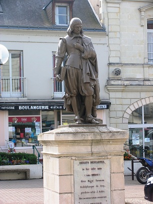 Rene Descartes statuein the town of the same name