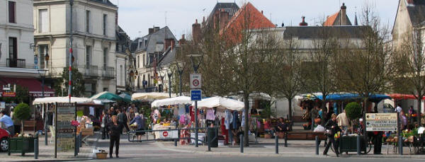 Loches on market day