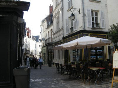 street view of Loches showing street cafes