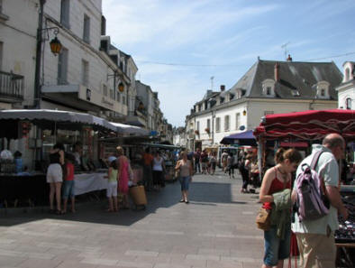 street view of market day in Loches
