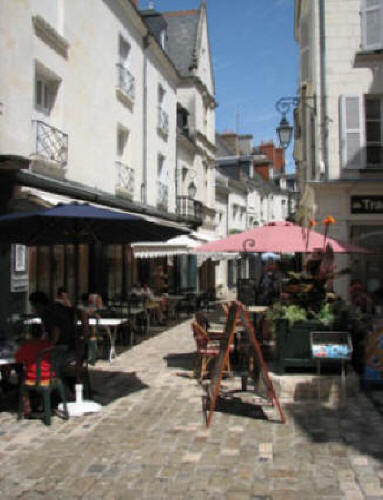 narrow street in Loches with cafe tables