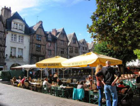 Alfesco diners on Place Plumereau in the city of Tours 