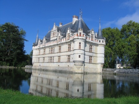 Chateau Azay-le-Rideau seeminly floating on the river Indre