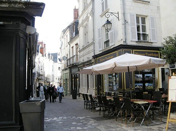 Loches restaurants in cobbled street